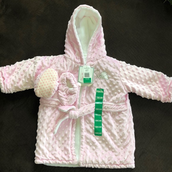 blanketsandbeyond.com Other - NWT Bathrobe & Slippers